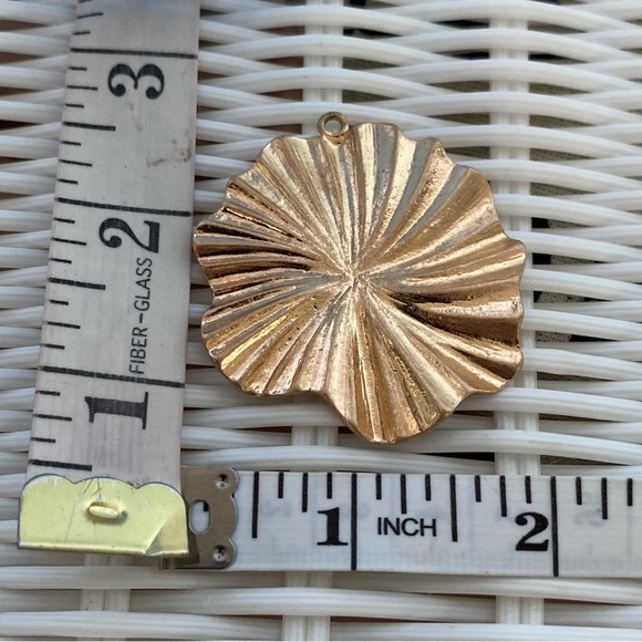 Set of 23 Gold Textured Metal Pendants Size XS - Picture 14 of 16